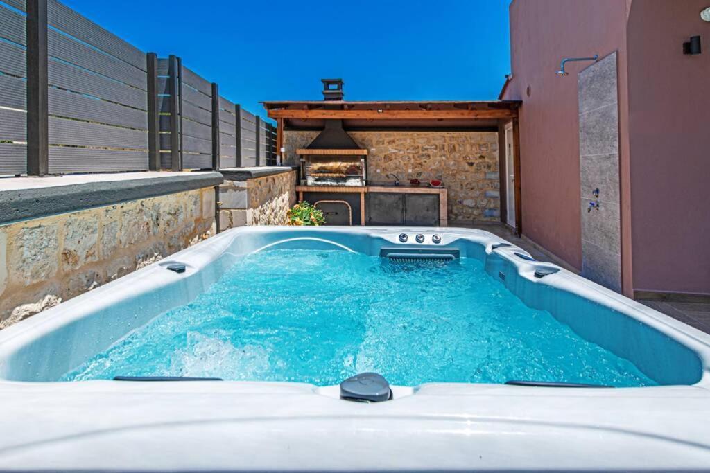 Villa Anthi, A Modern Villa With Salted Water Pool,Hot Tub & Bbq! Rethymno  ภายนอก รูปภาพ